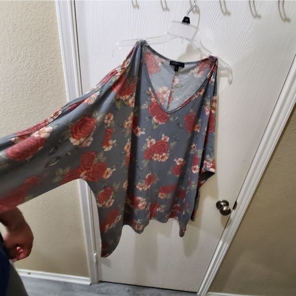 Signature Studio rose floral cold shoulder sweatshirt size 3X - Picture 1 of 6